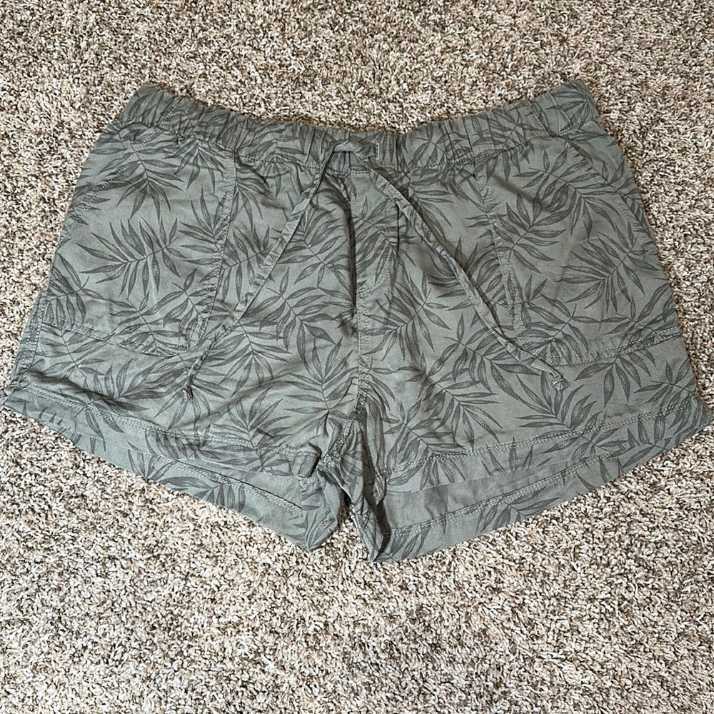 Green palm leaf lightweight shorts!